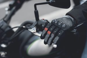 Tout savoir sur l'homologation gant EN 13594 des gants moto